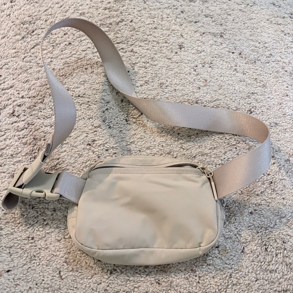 Lululemon Everywhere Belt Bag 1L - Picture 2 of 3